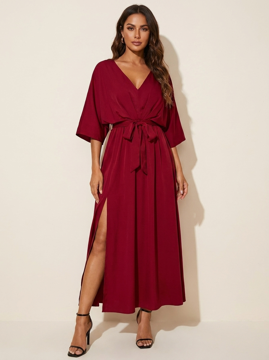 Maxi jurk met V-hals, strikceintuur en split in rood