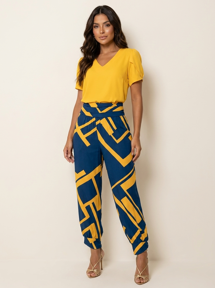 Tweedelige set met V-hals top en broek in geel-blauw print