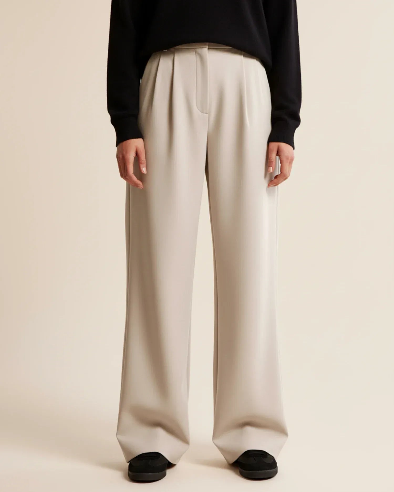 Wide-leg pantalon met hoge taille en subtiele plooien in beige