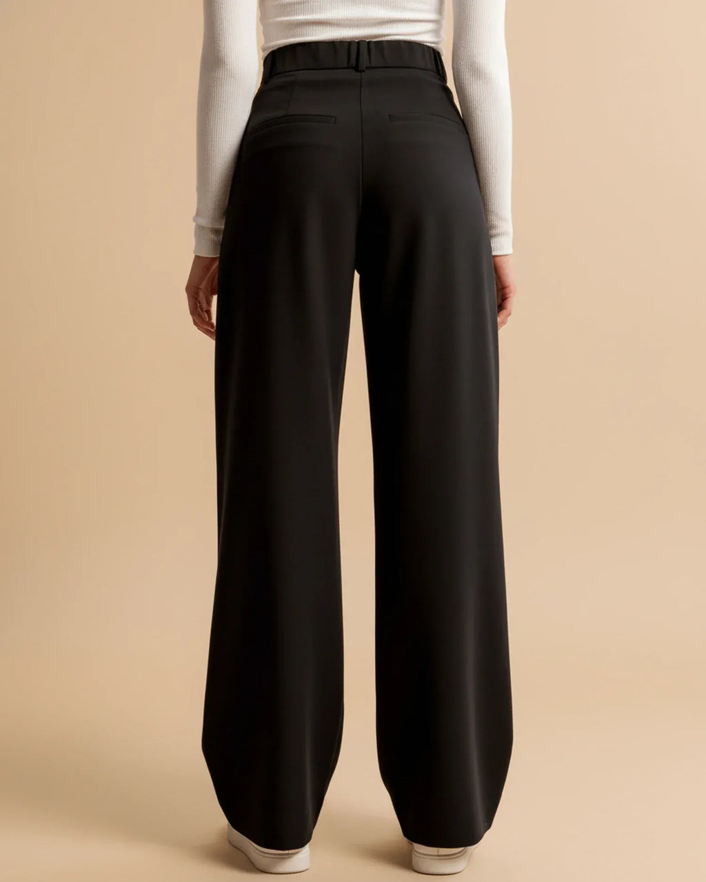 Wide-leg pantalon met hoge taille en subtiele plooien in zwart