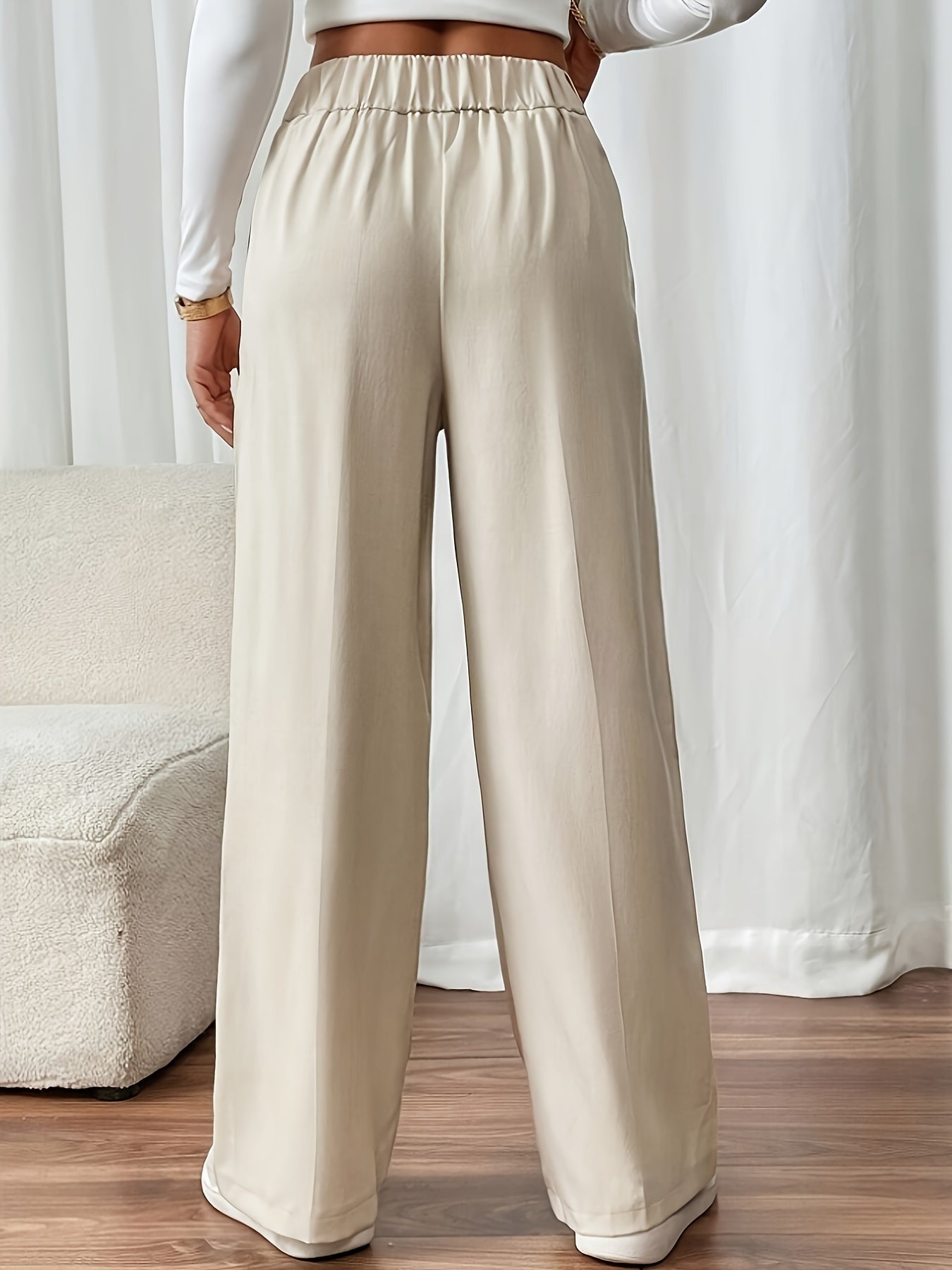 Pantalon met hoge taille en decoratieve knoopdetails