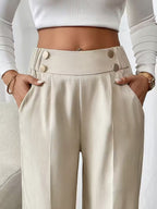 Pantalon met hoge taille en decoratieve knoopdetails