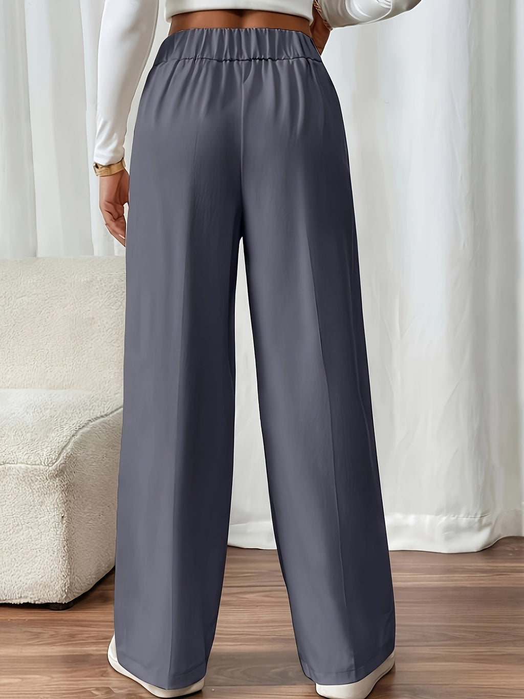 Pantalon met hoge taille en decoratieve knoopdetails