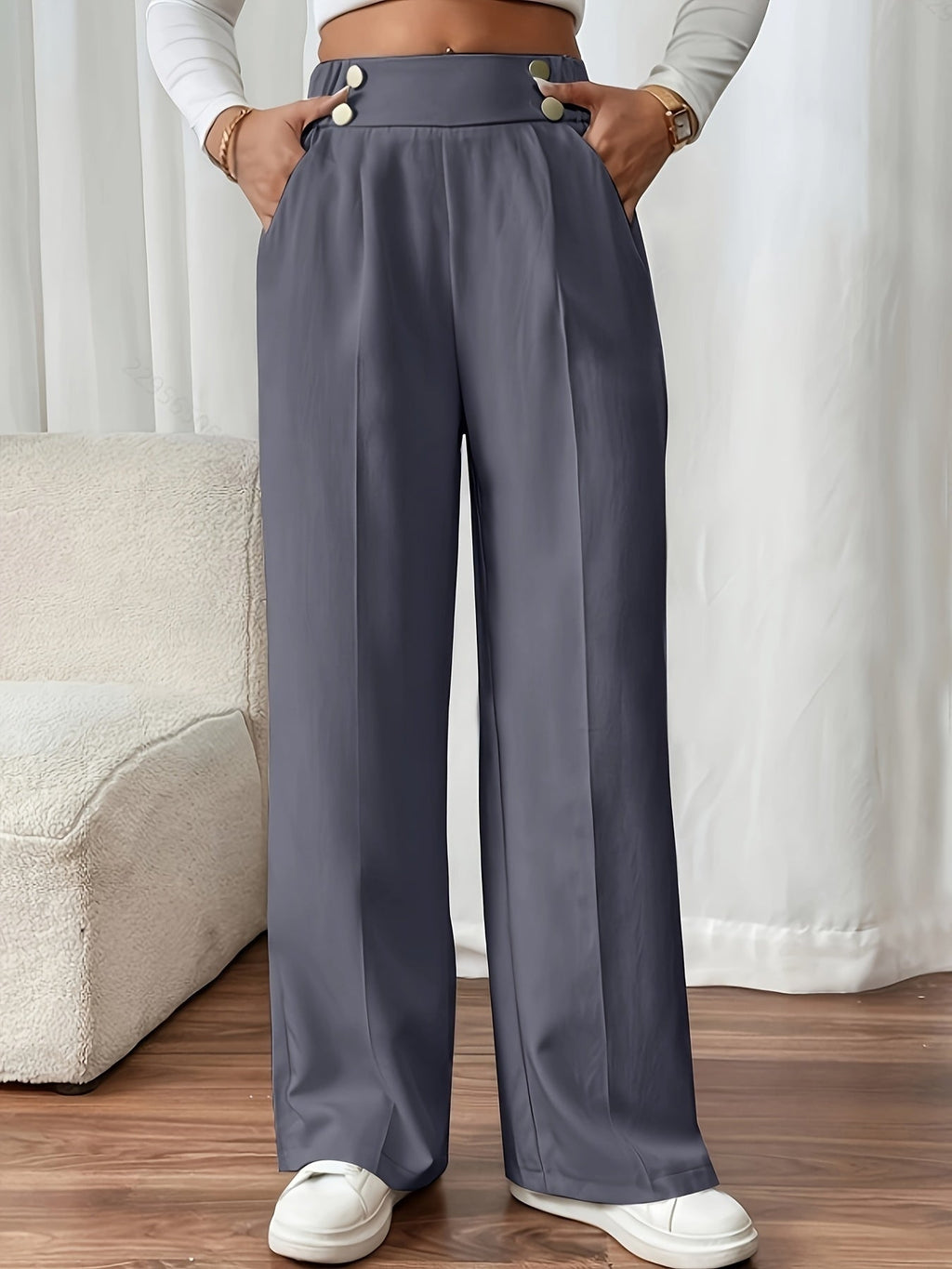 Pantalon met hoge taille en decoratieve knoopdetails