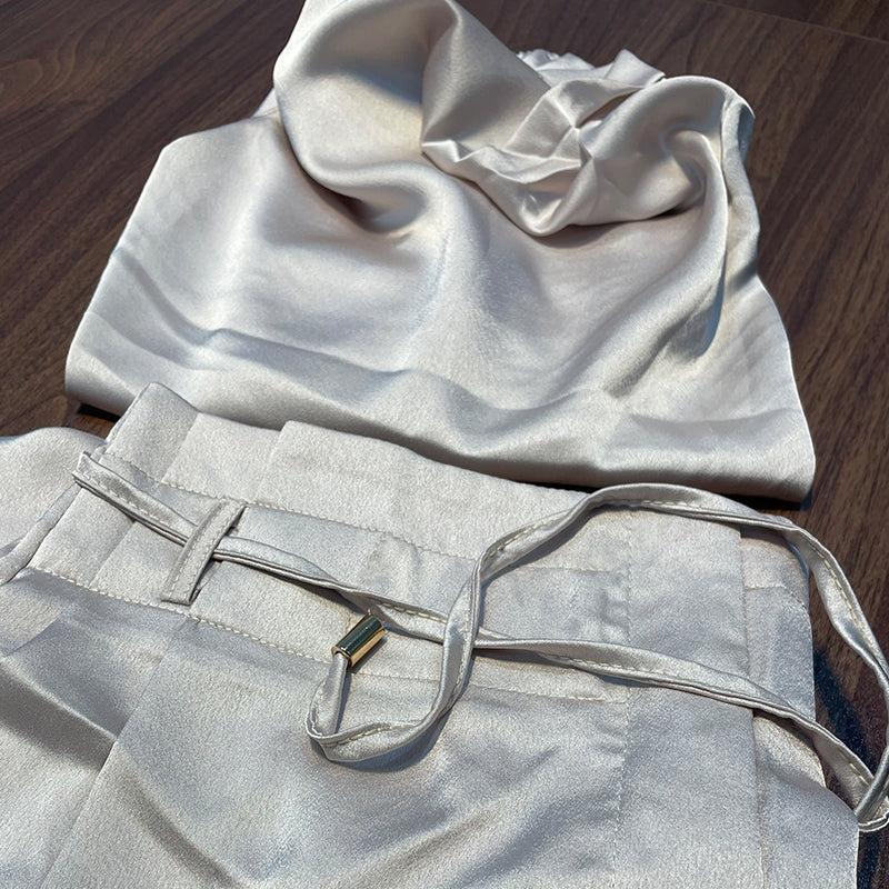 Satijnen set met haltertop en wijde broek