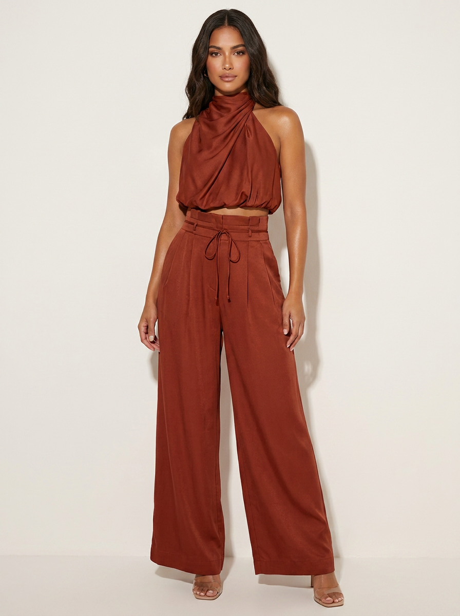 Satijnen set met haltertop en wijde broek in rood
