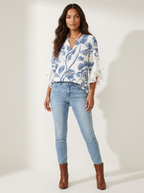 Blouse met bloemenprint, V-hals en ruchemouwen voor dames in wit/blauw