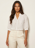 Blouse met broderie en opstaande kraag in wit