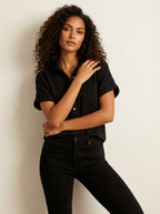 Blouse met korte mouwen en borstzak in zwart