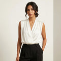 Blouse met plooidetails en V-hals in wit