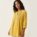 Blouse met plooien en ronde hals in geel