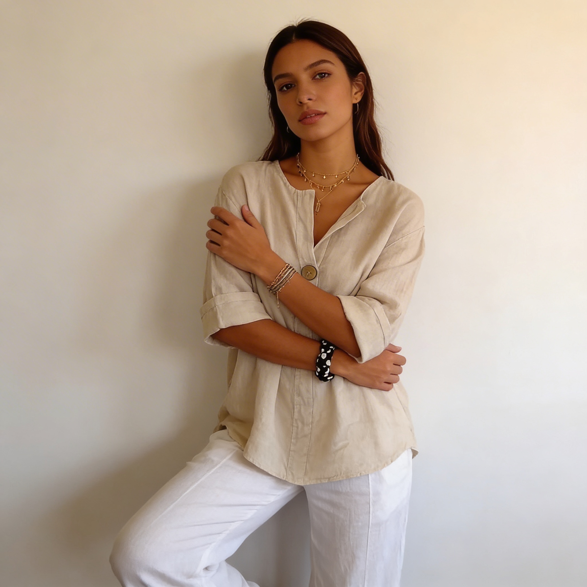 Blouse met V-hals en oprolbare mouwen in beige (bijna uitverkocht)