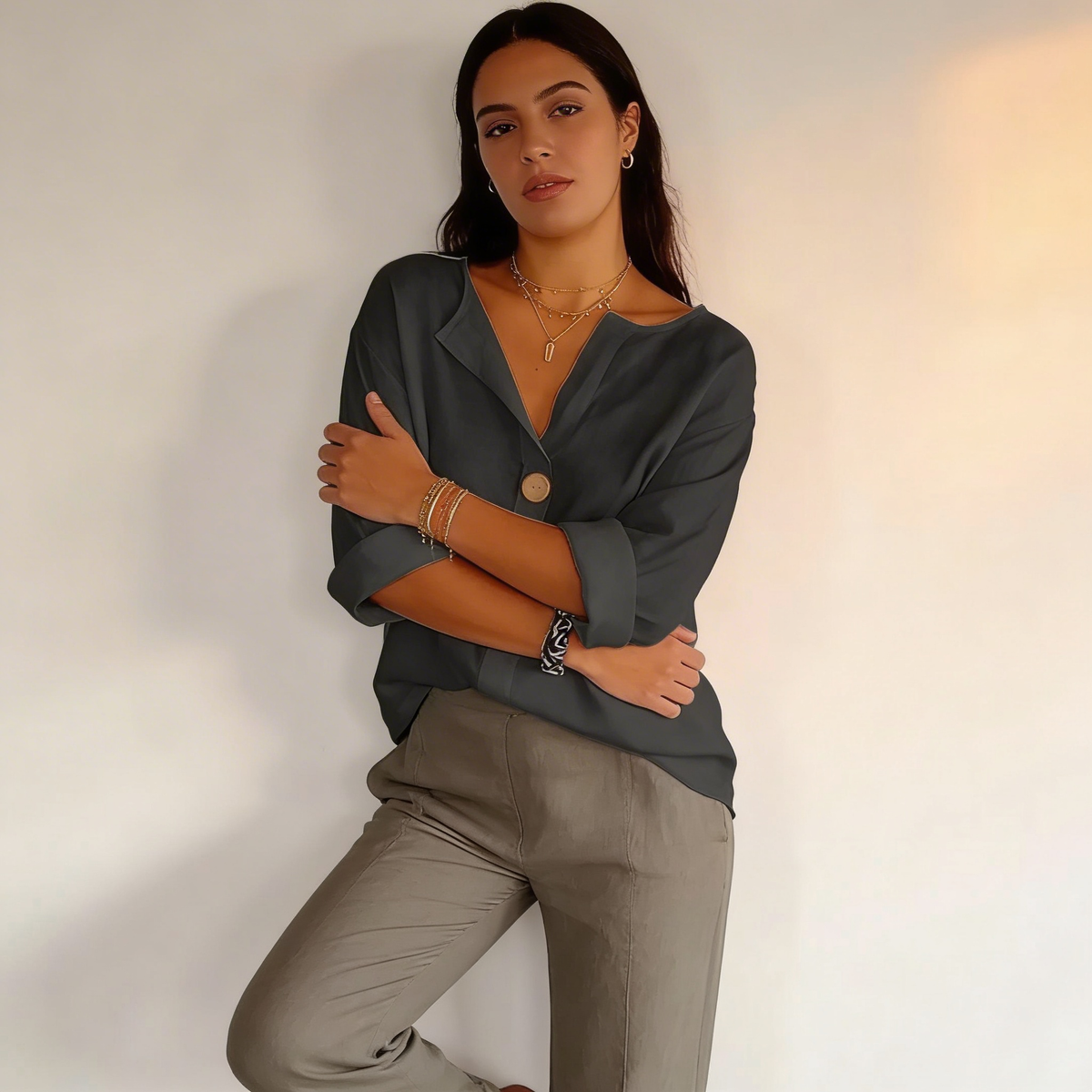 Blouse met V-hals en oprolbare mouwen in zwart