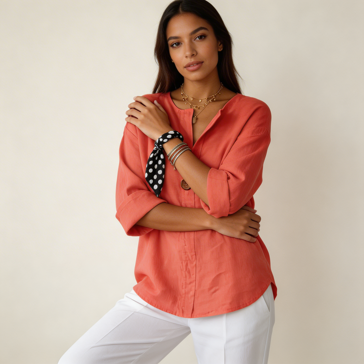 Blouse met V-hals en oprolbare mouwen in rood