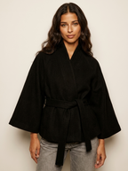 Cape jas met hoge kraag en ceintuur in de taille voor dames in zwart