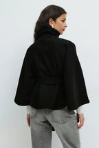 Cape jas met hoge kraag en ceintuur in de taille voor dames