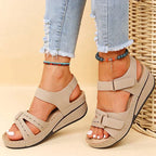 Comfortsandalen met verstelbare bandjes in beige
