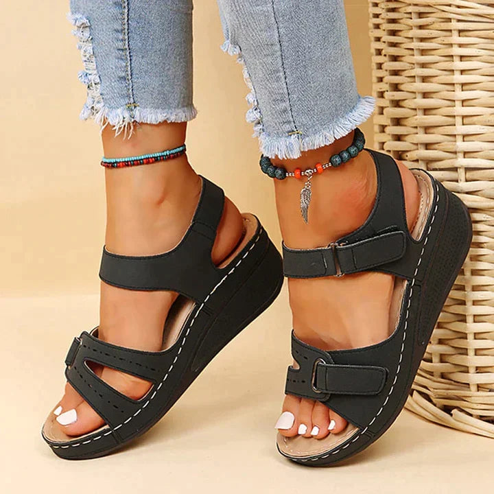 Comfortsandalen met verstelbare bandjes in zwart