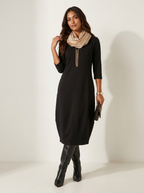 Elegante midi jurk met sjaalkraag in zwart