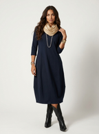 Elegante midi jurk met sjaalkraag in marineblauw