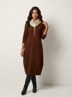 Elegante midi jurk met sjaalkraag in bruin