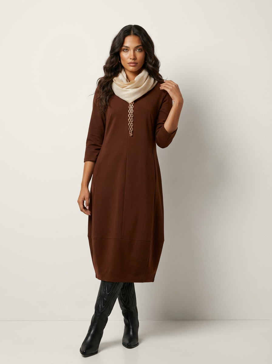 Elegante midi jurk met sjaalkraag in bruin