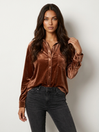 Fluwelen dames blouse met knoopsluiting in bruin