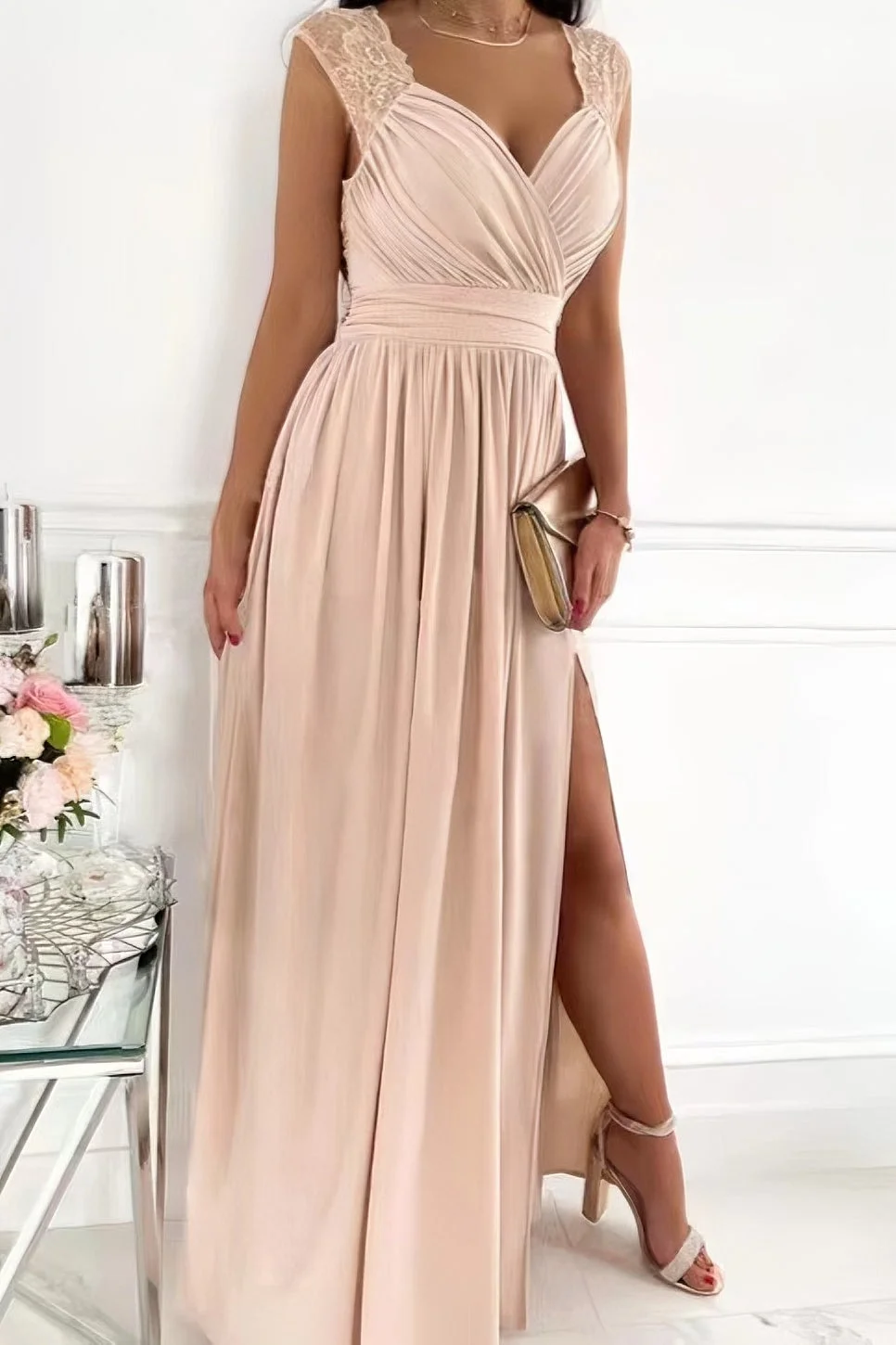Galajurk met kanten schouders en split voor dames in beige
