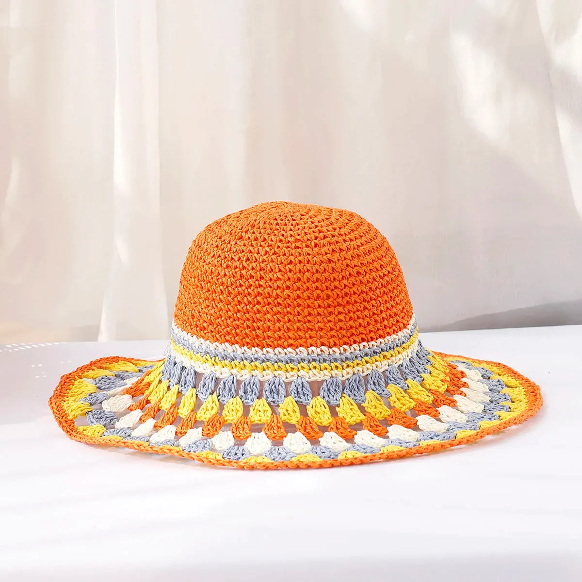 Gehaakte hoed met boho detail voor dames in oranje