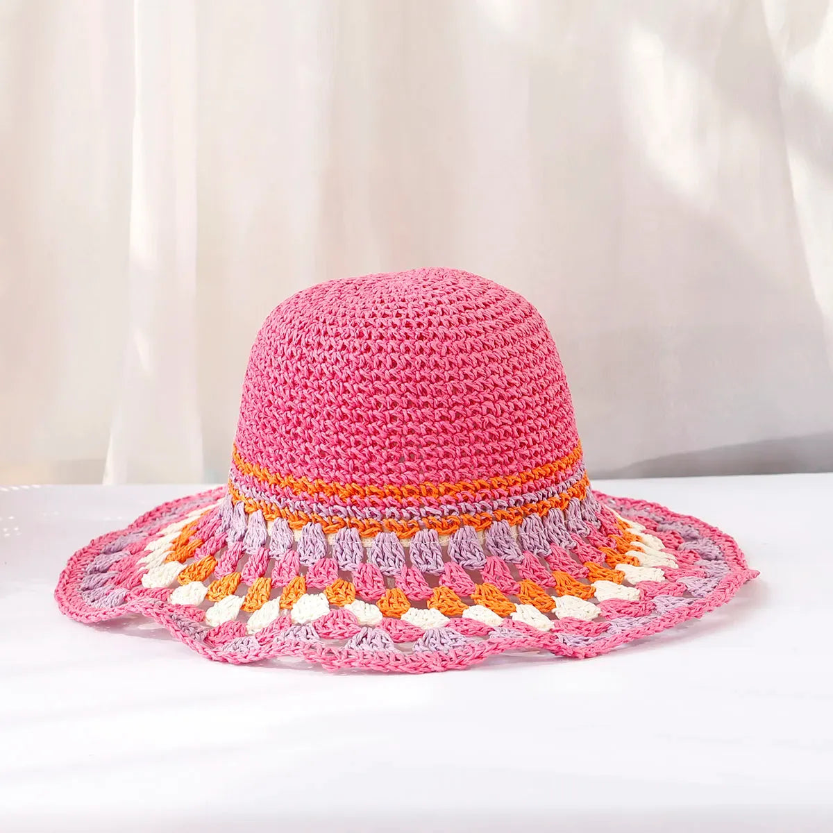 Gehaakte hoed met boho detail voor dames in roze