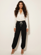 Getailleerde pantalon met stretch in zwart