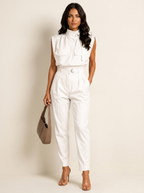 Mouwloze jumpsuit met hoge hals en tailleband voor dames in wit