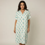 Jurk met subtiele print en knoopsluiting in blauw