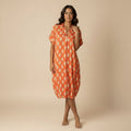 Jurk met subtiele print en knoopsluiting in oranje