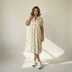 Jurk met subtiele print en knoopsluiting in bruin