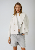 Korte blazer met dubbele knoopsluiting en brede revers voor dames in wit