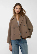 Korte blazer met dubbele knoopsluiting en brede revers voor dames in bruin