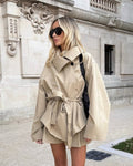 Korte trenchcoat met ceintuur en verlaagde schouders voor dames in lichtbeige