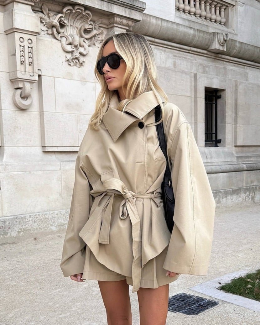 Korte trenchcoat met ceintuur en verlaagde schouders voor dames in lichtbeige