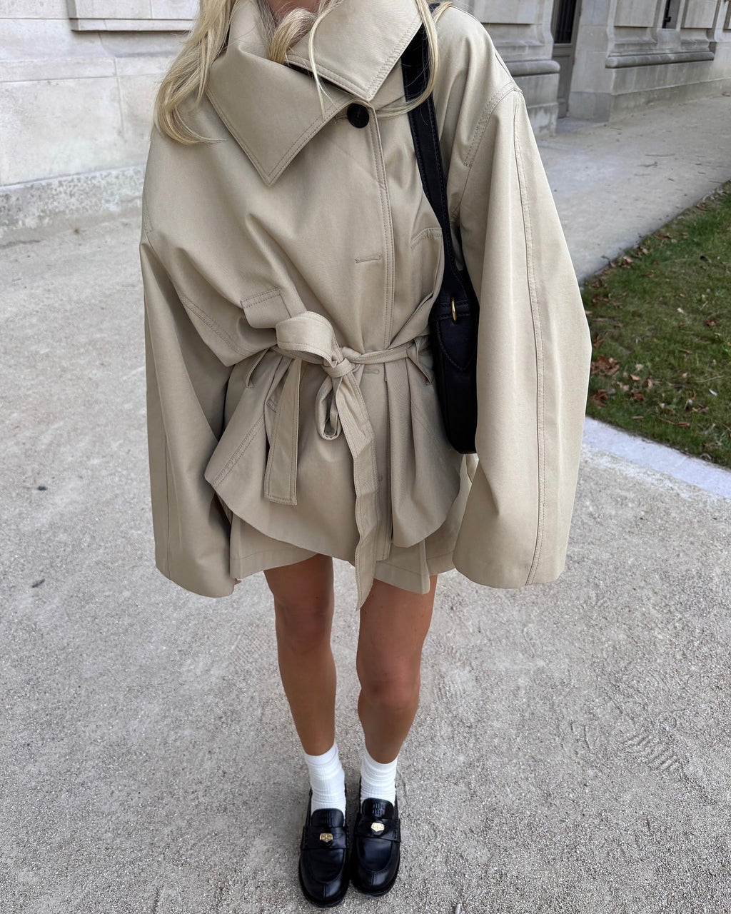 Korte trenchcoat met ceintuur en verlaagde schouders voor dames in lichtbeige