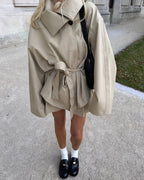 Korte trenchcoat met ceintuur en verlaagde schouders voor dames in lichtbeige