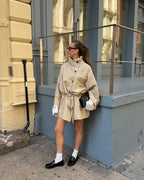 Korte trenchcoat met ceintuur en verlaagde schouders voor dames in lichtbeige