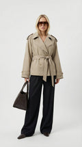 Korte trenchcoat met ceintuur en stormflap voor dames in lichtbeige