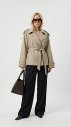 Korte trenchcoat met ceintuur en stormflap voor dames in lichtbeige