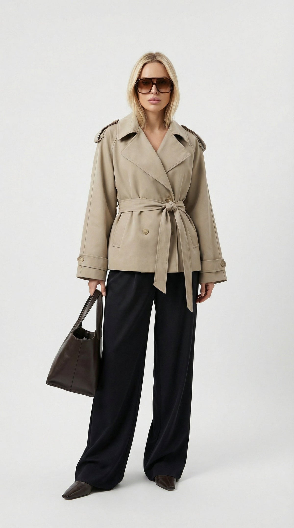 Korte trenchcoat met ceintuur en stormflap voor dames in lichtbeige