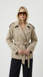 Korte trenchcoat met ceintuur en stormflap voor dames