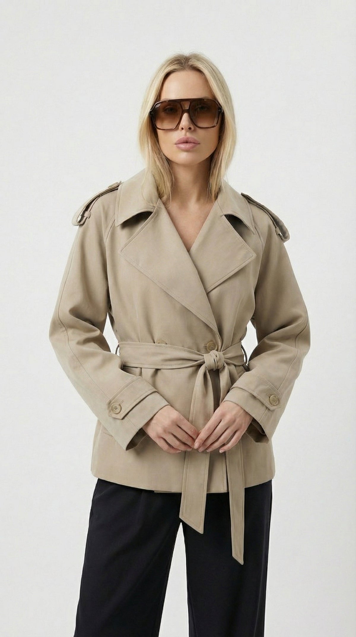Korte trenchcoat met ceintuur en stormflap voor dames