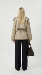 Korte trenchcoat met ceintuur en stormflap voor dames