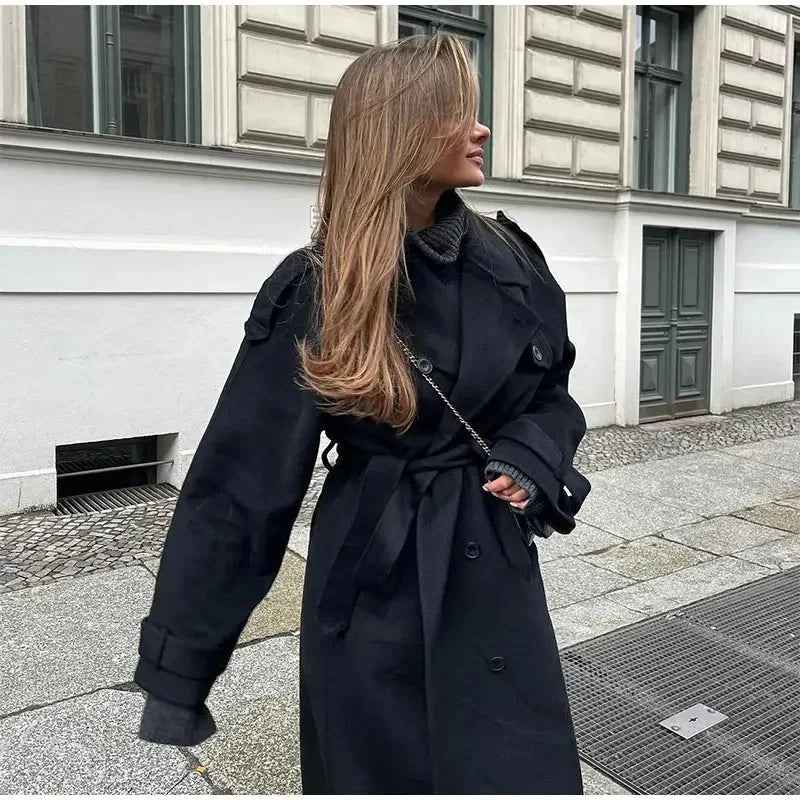 Lange jas met dubbele rij knopen en brede revers voor dames