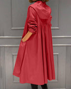 Lange trenchcoat met capuchon en knoopsluiting voor dames in rood
